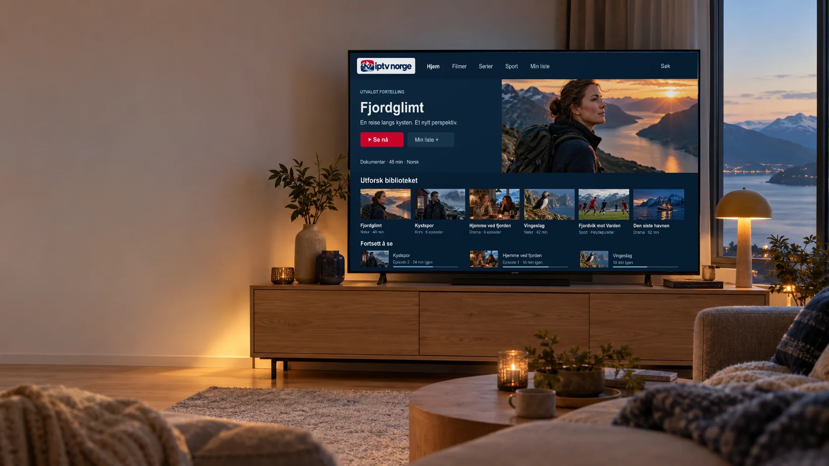 IPTV Norge i en lun stue med fjordutsikt – TV-en viser et fiktivt programbibliotek